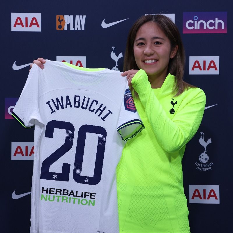 Mana Iwabuchi holds up her new Spurs kit with the number 20