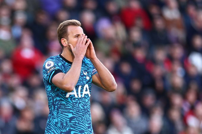 Harry Kane holds his hands to his face in frustration.