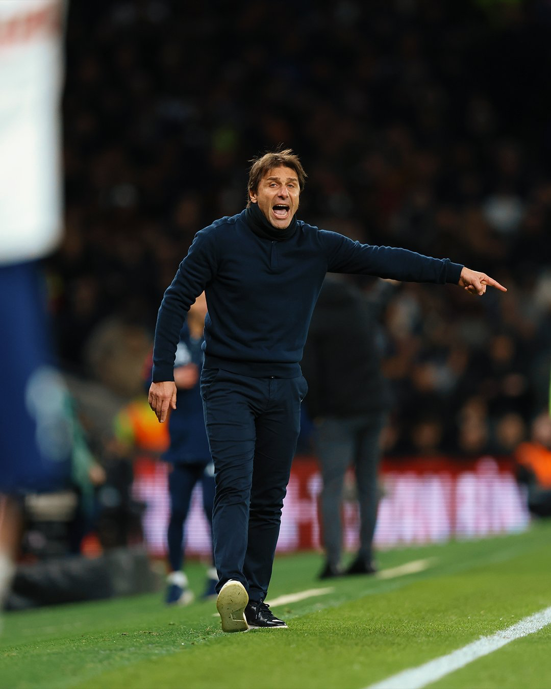 Antonio Conte shouts at his team from the touchline