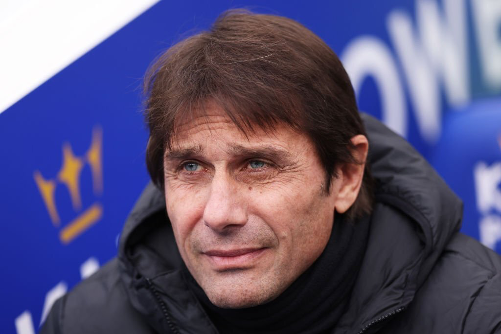 Antonio Conte looks out at the pitch with concern.