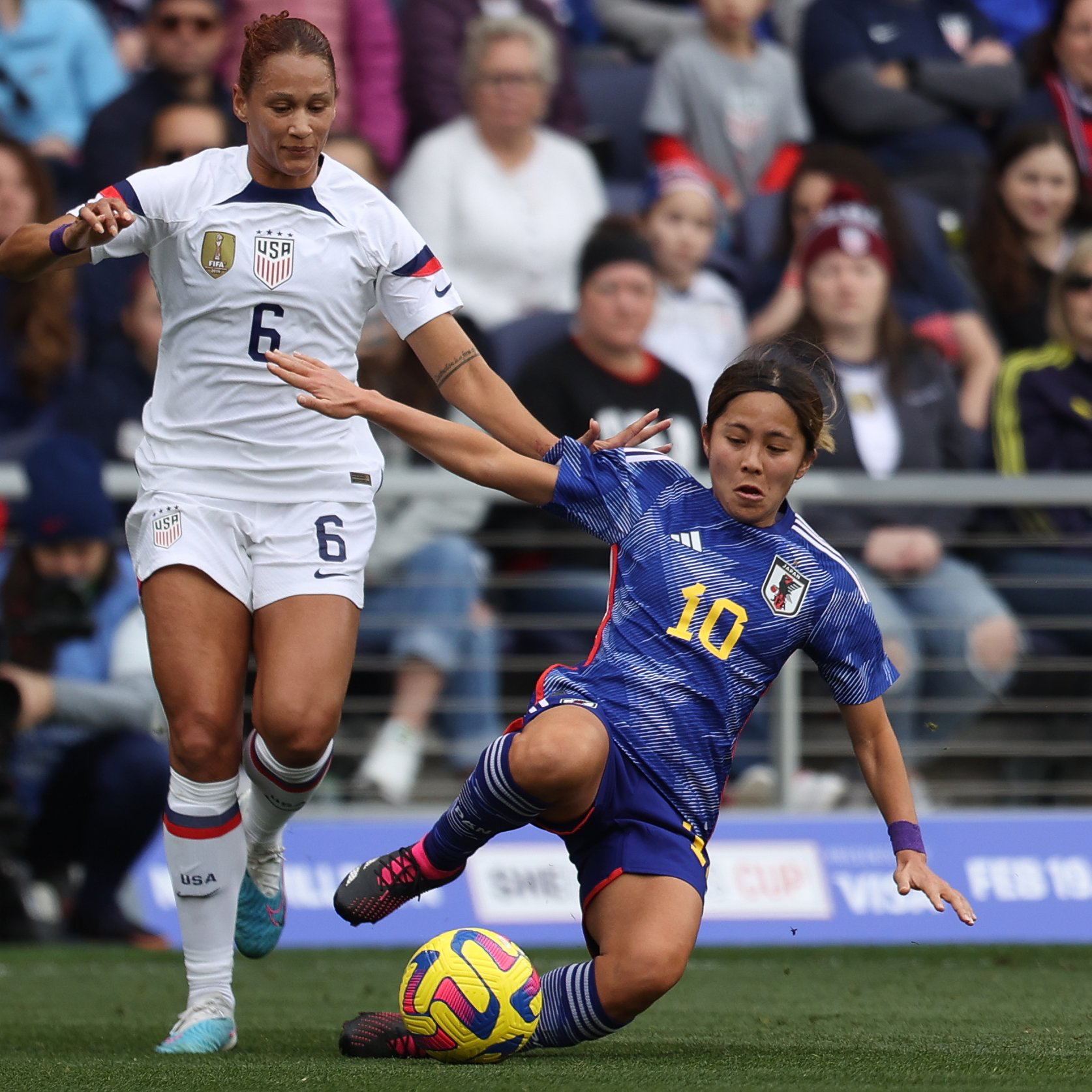 Mana Iwabuchi fights to win the ball from the US' Lynn Williams