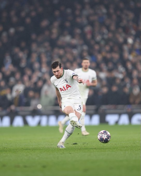 Pierre-Emile Højbjerg kicks the ball during the match against AC Milan.