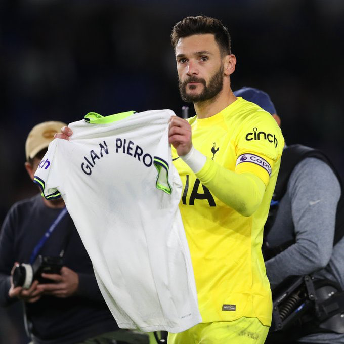 Hugo Lloris holds up a shirt in tribute to Gian Piero Ventrone.
