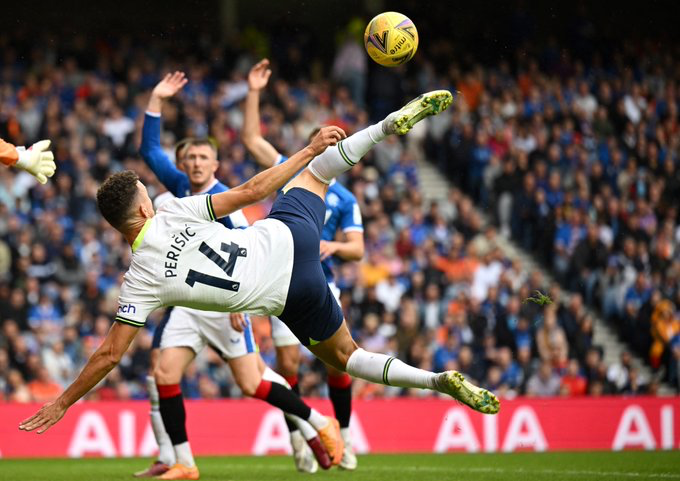 Ivan Perišić defies gravity attempting a scorpion kick.