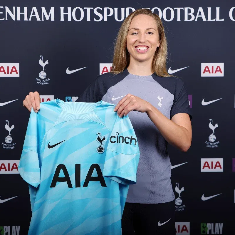 Barbora Votíková holds up her new Spurs kit.