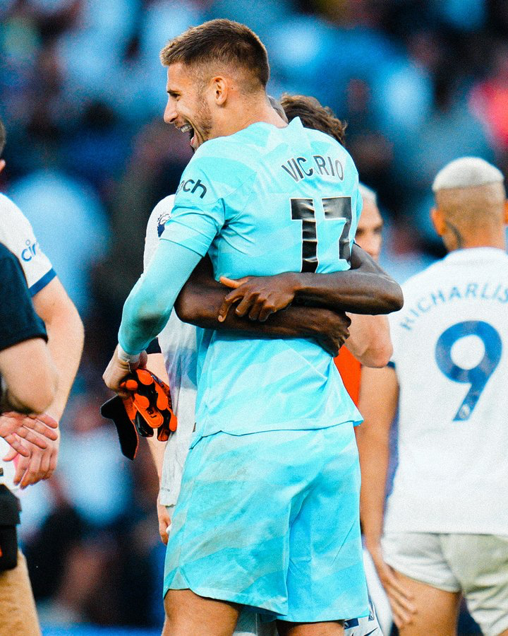 Guglielmo Vicario celebrates his first PL clean sheet.