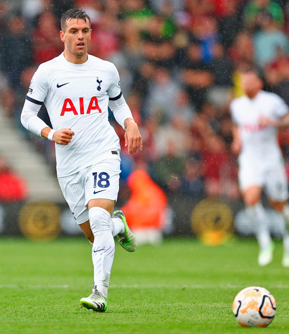 Gio Lo Celso approaches the ball.