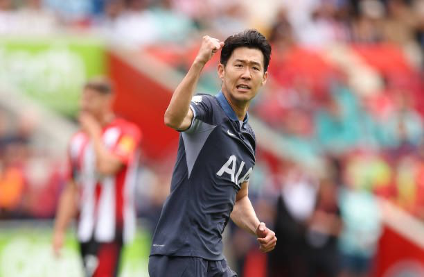 Son Heung-min raises his fist to encourage the team.