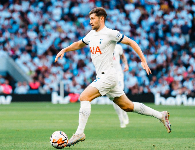 Ben Davies dribbles the ball.