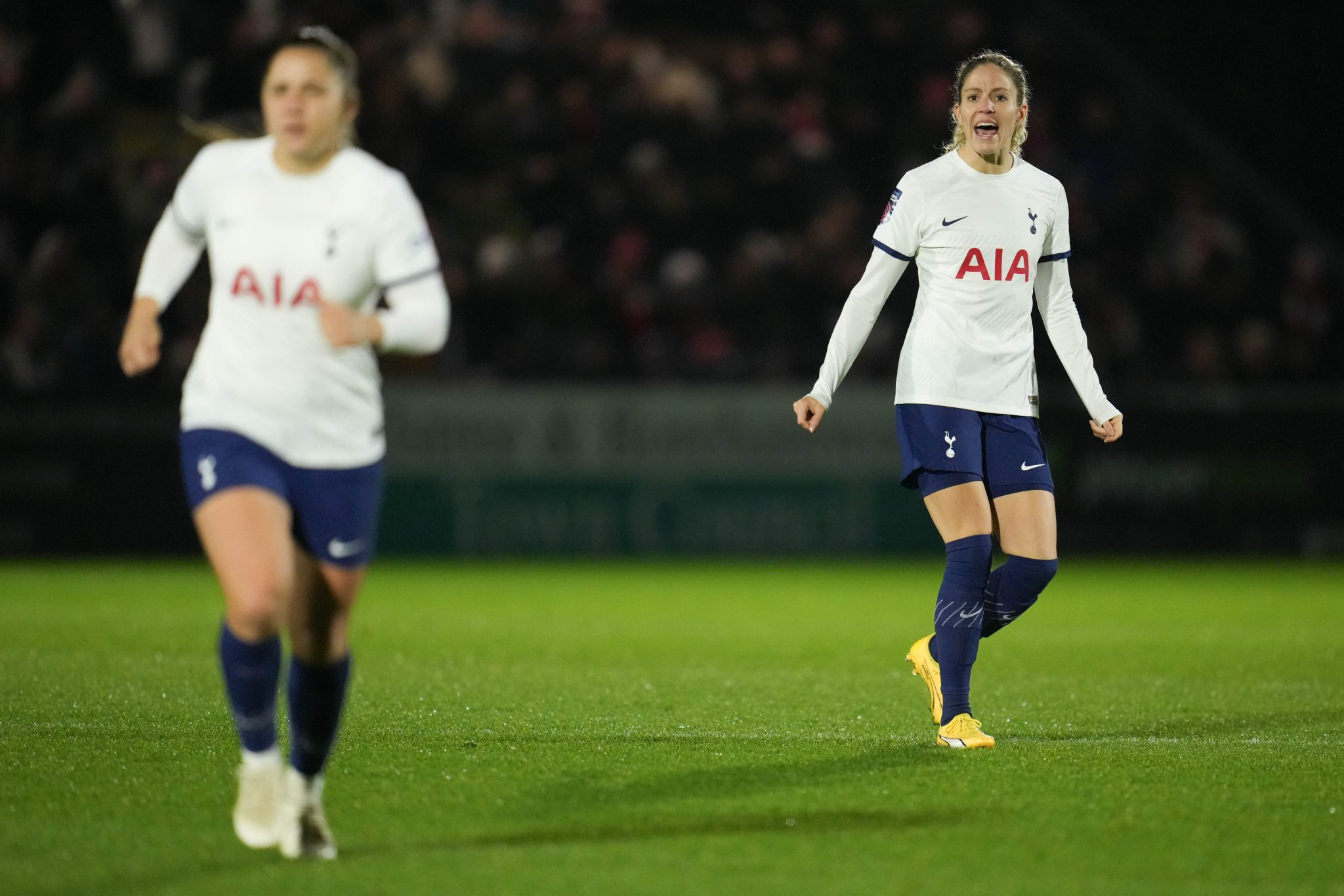 Luana Bühler shouts in the direction of the midfielders.