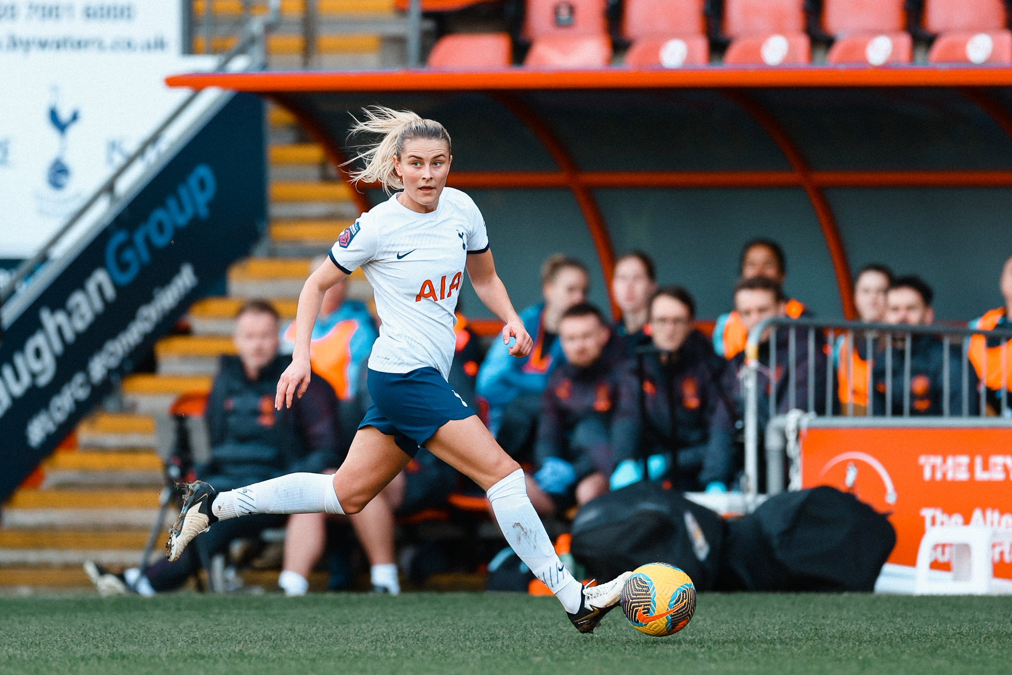 Amanda Nildén dribbles the ball.