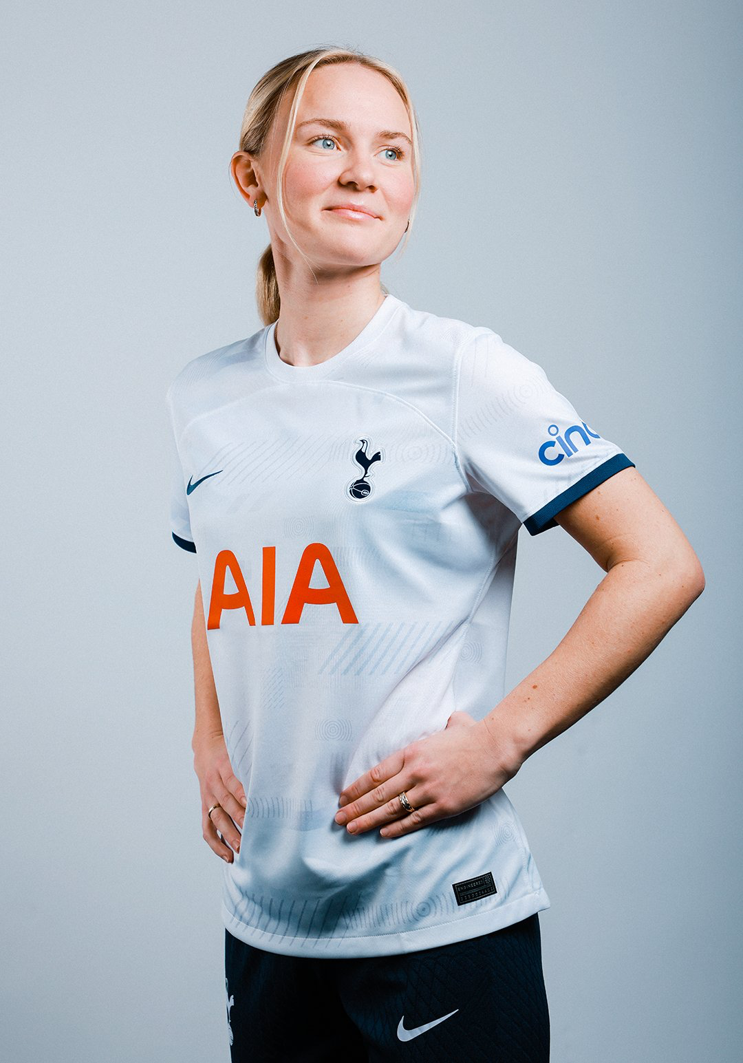 Matilda Vinberg poses in her new Spurs shirt.