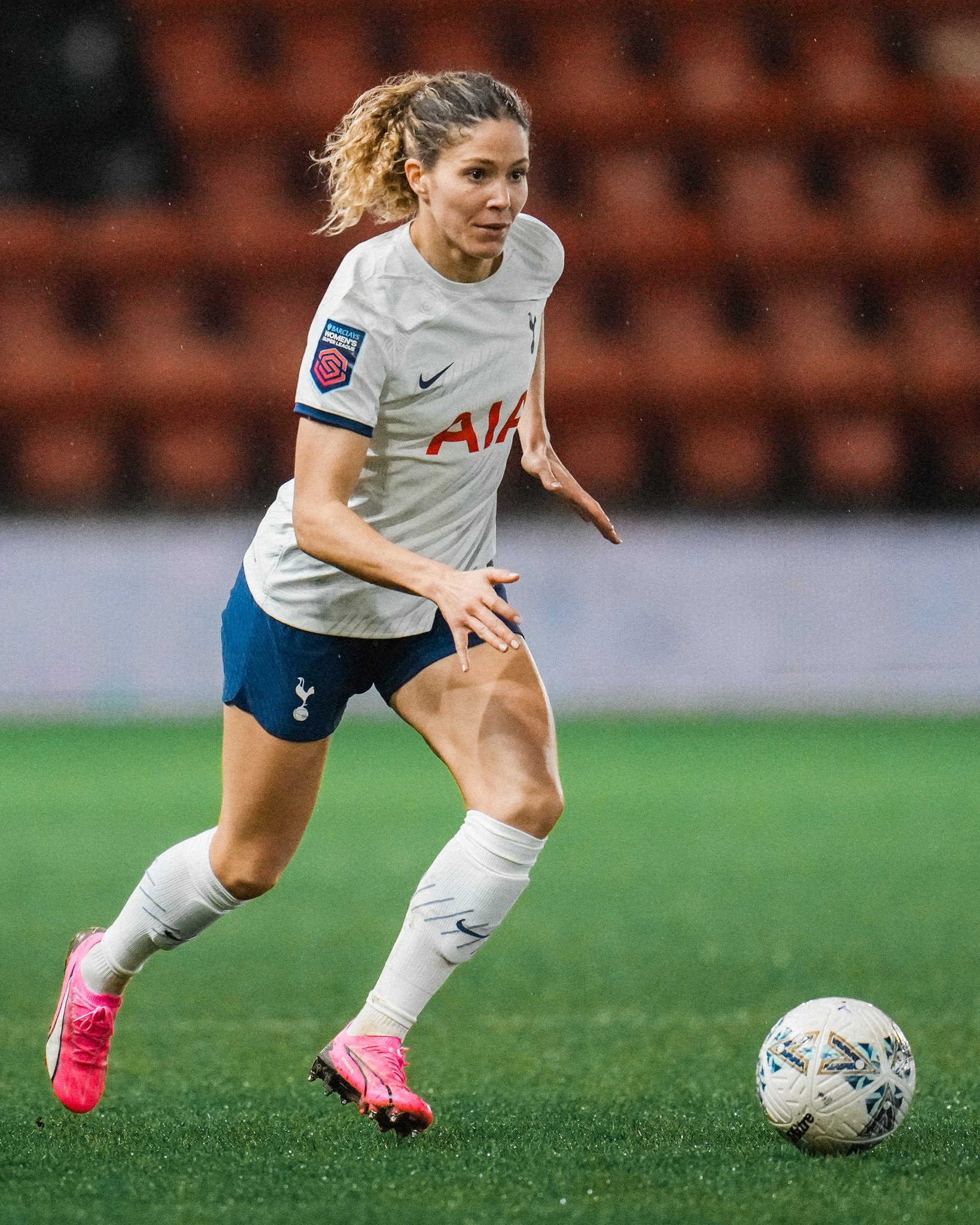 Luana Bühler approaches the ball.