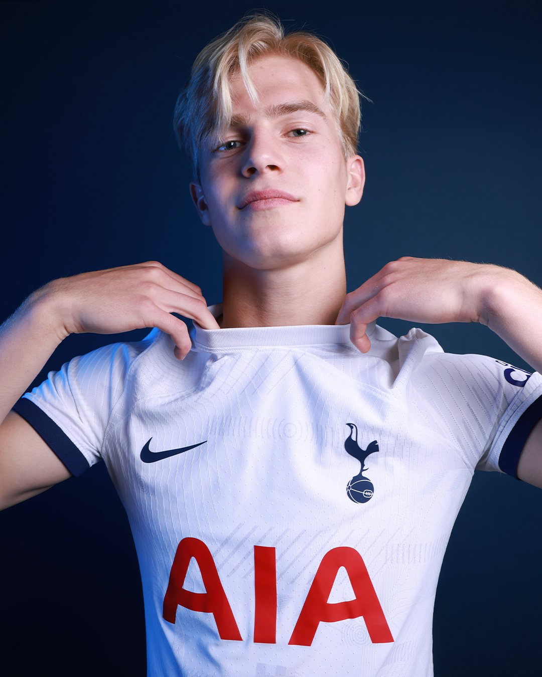 Lucas Bergvall wears his first Spurs shirt after signing.