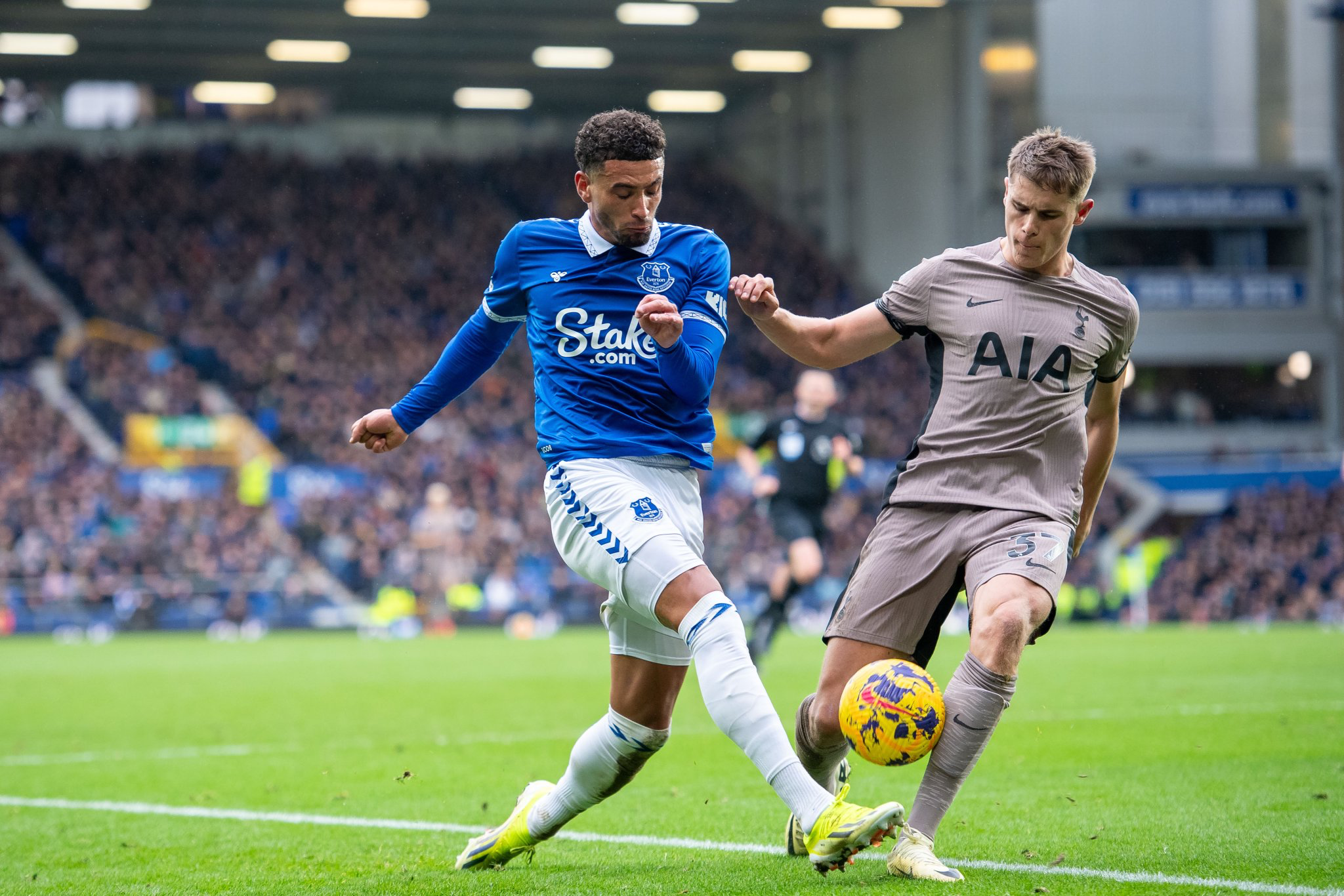 Micky Van de Ven blocks Ben Godfrey's cross.