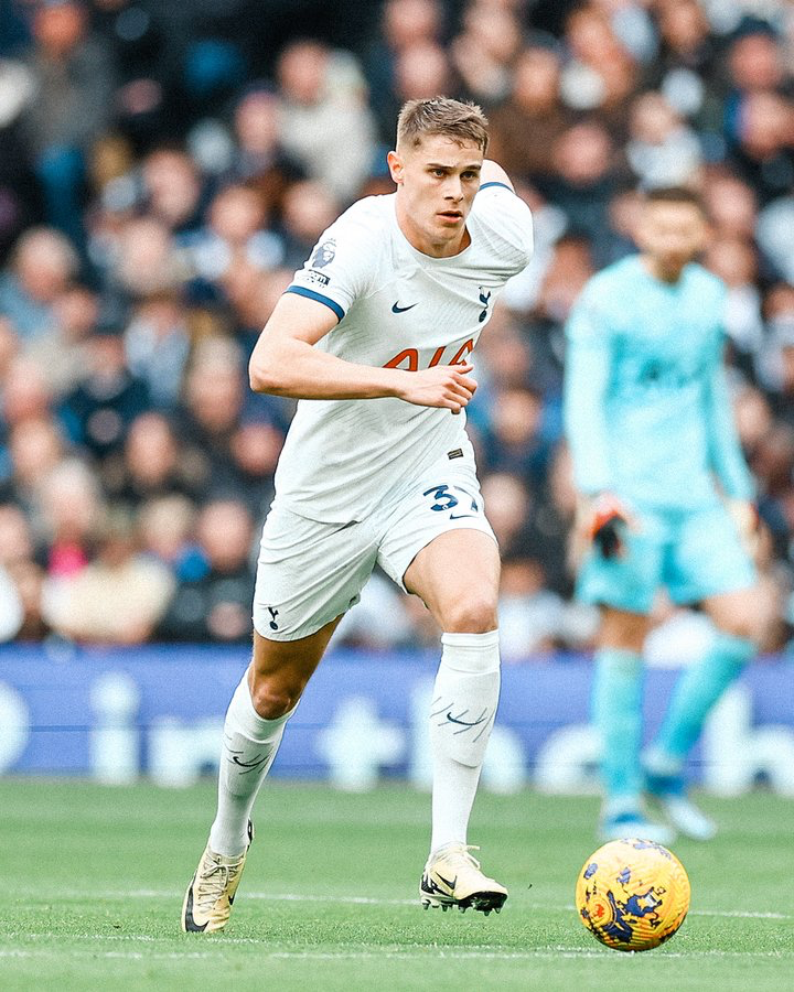 Micky van de Ven dribbles the ball.