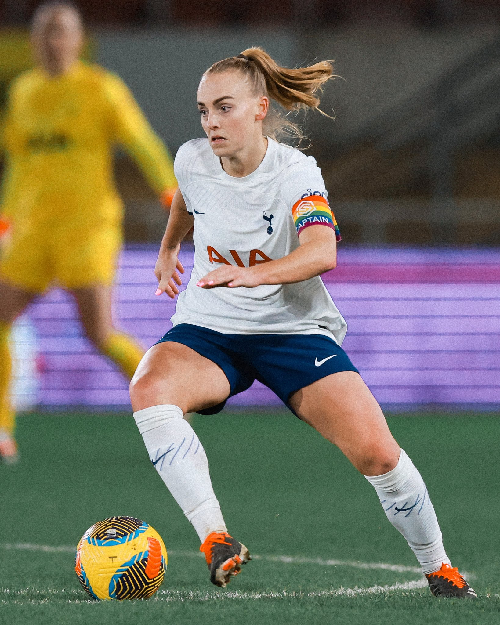 Molly Bartrip dribbles the ball.