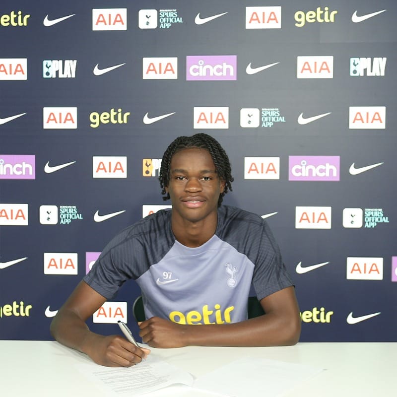 Callum Olusesi signs his first professional contract with Spurs.