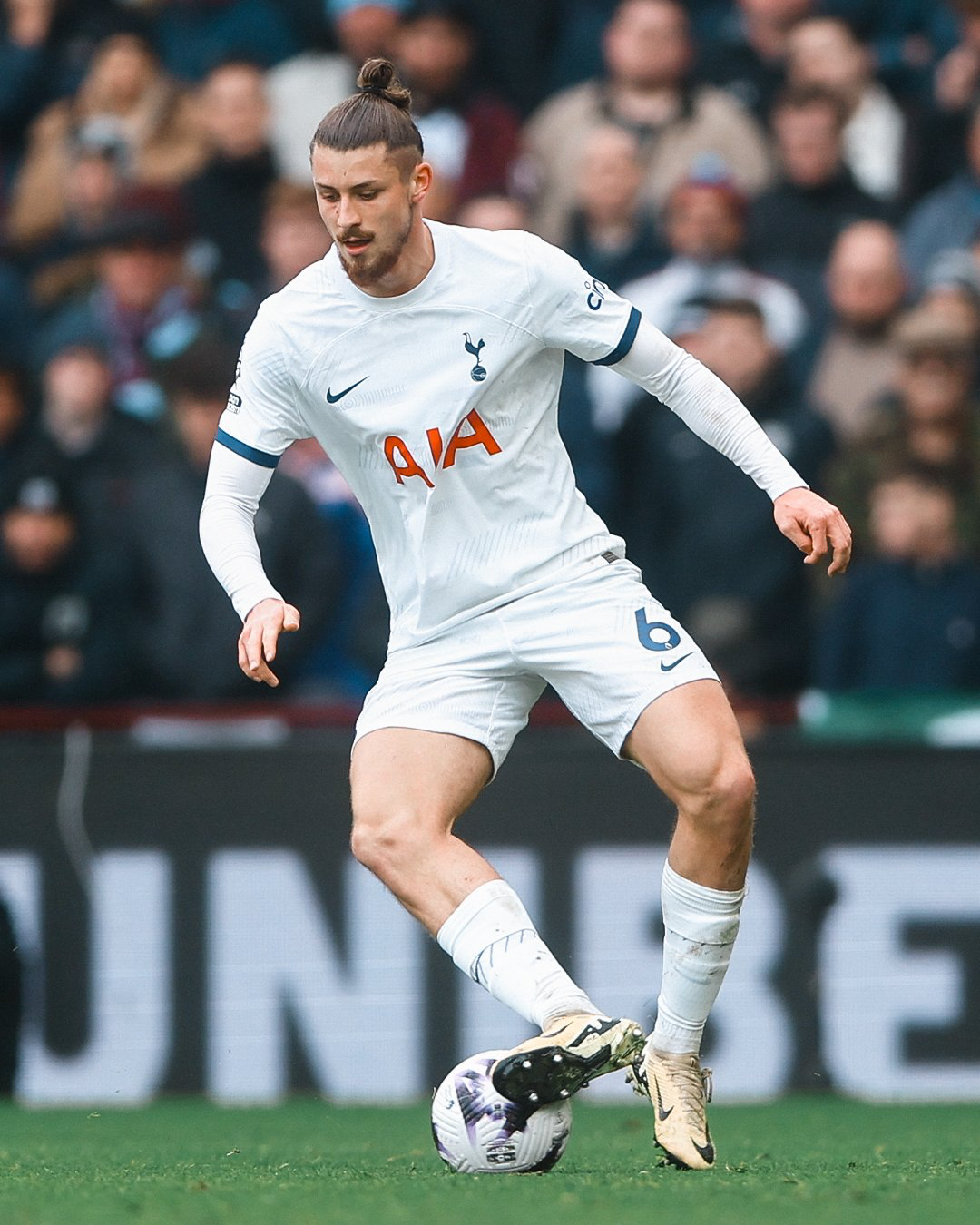 Radu Drăgușin controls the ball.