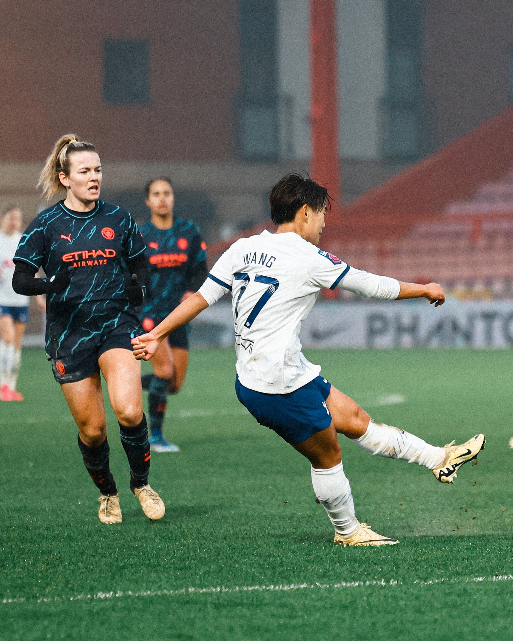 Wang Shuang shoots the ball.