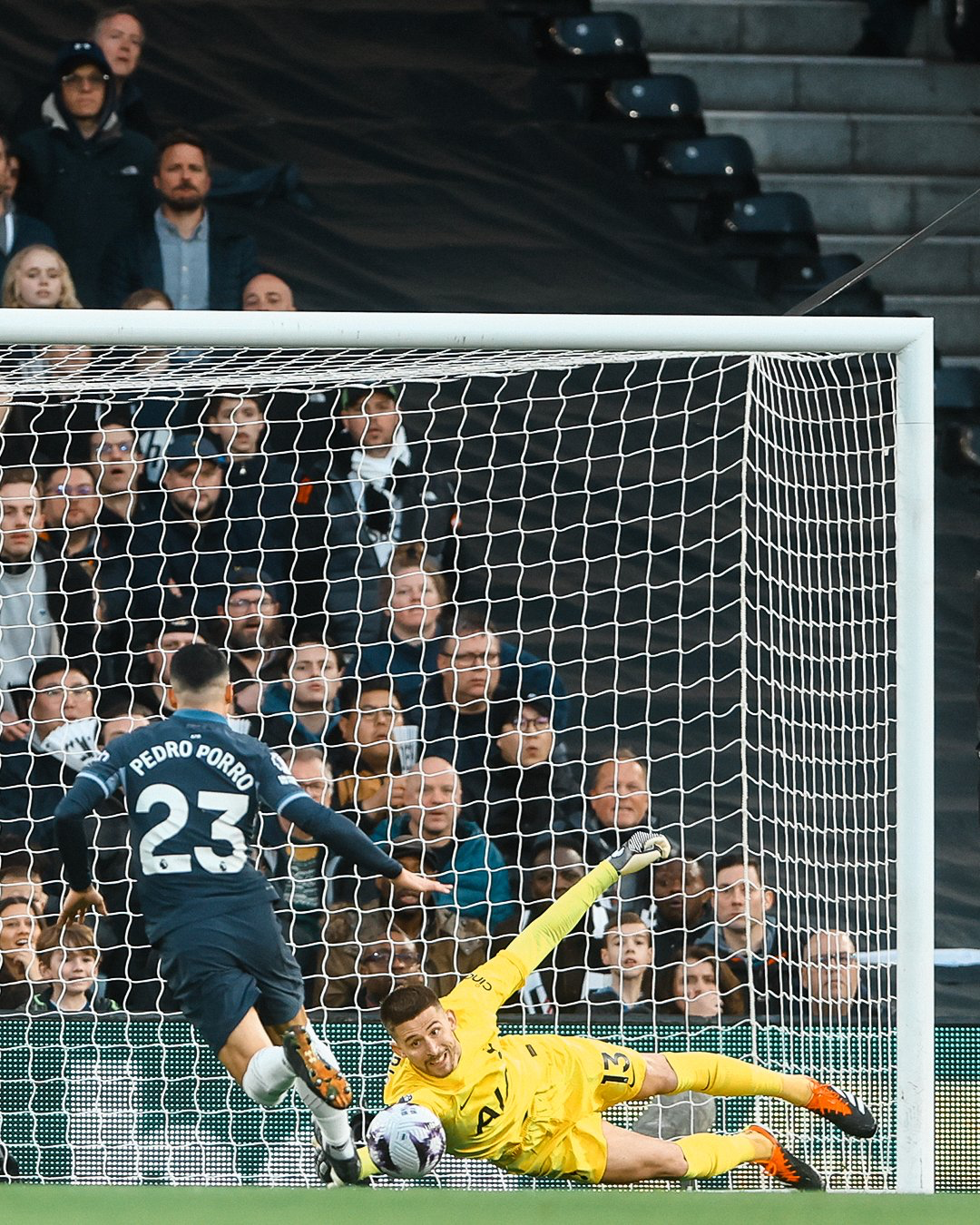 Guglielmo Vicario prepares to make a save.