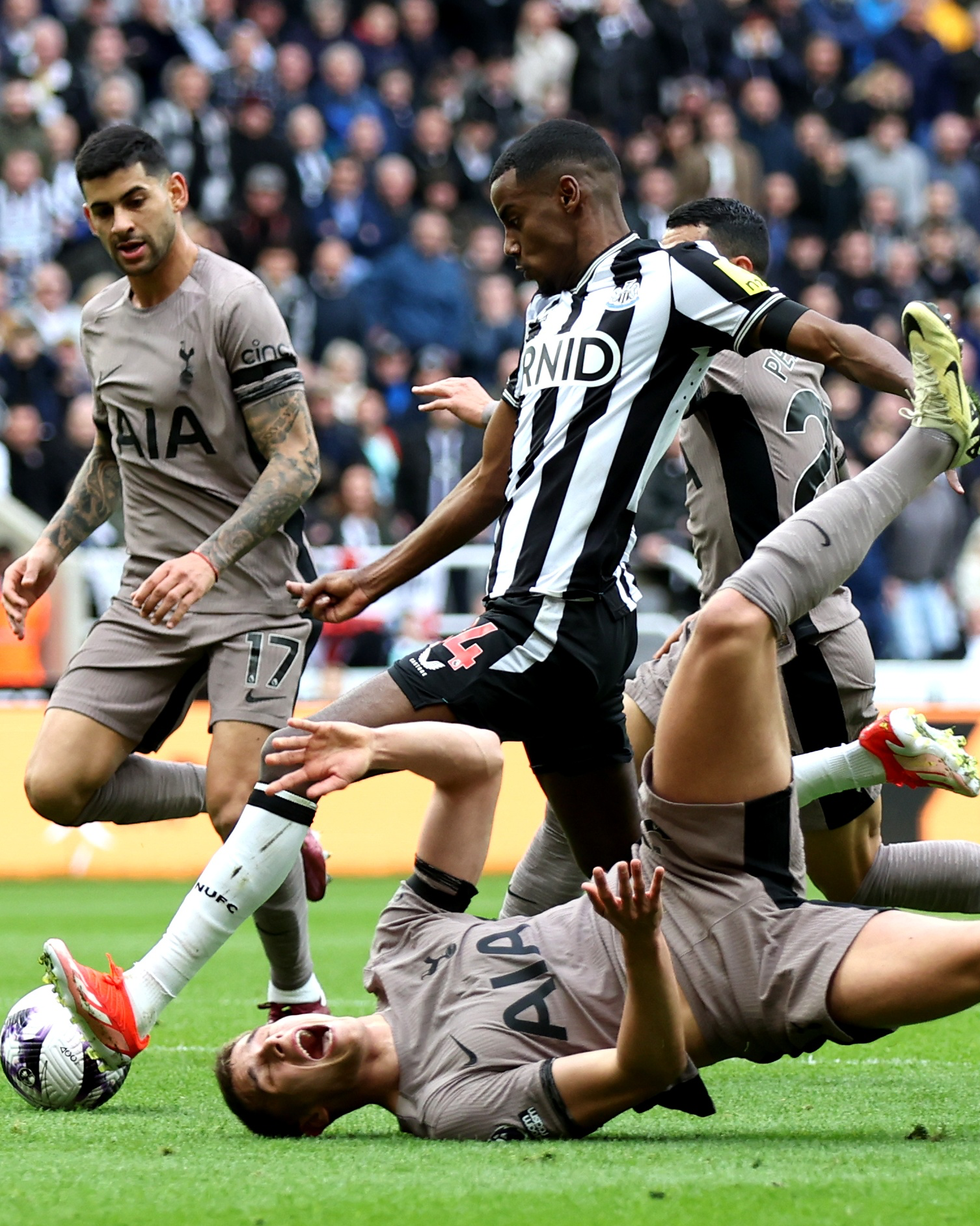 Micky van de Ven tumbles as Alexander Isak shoots.