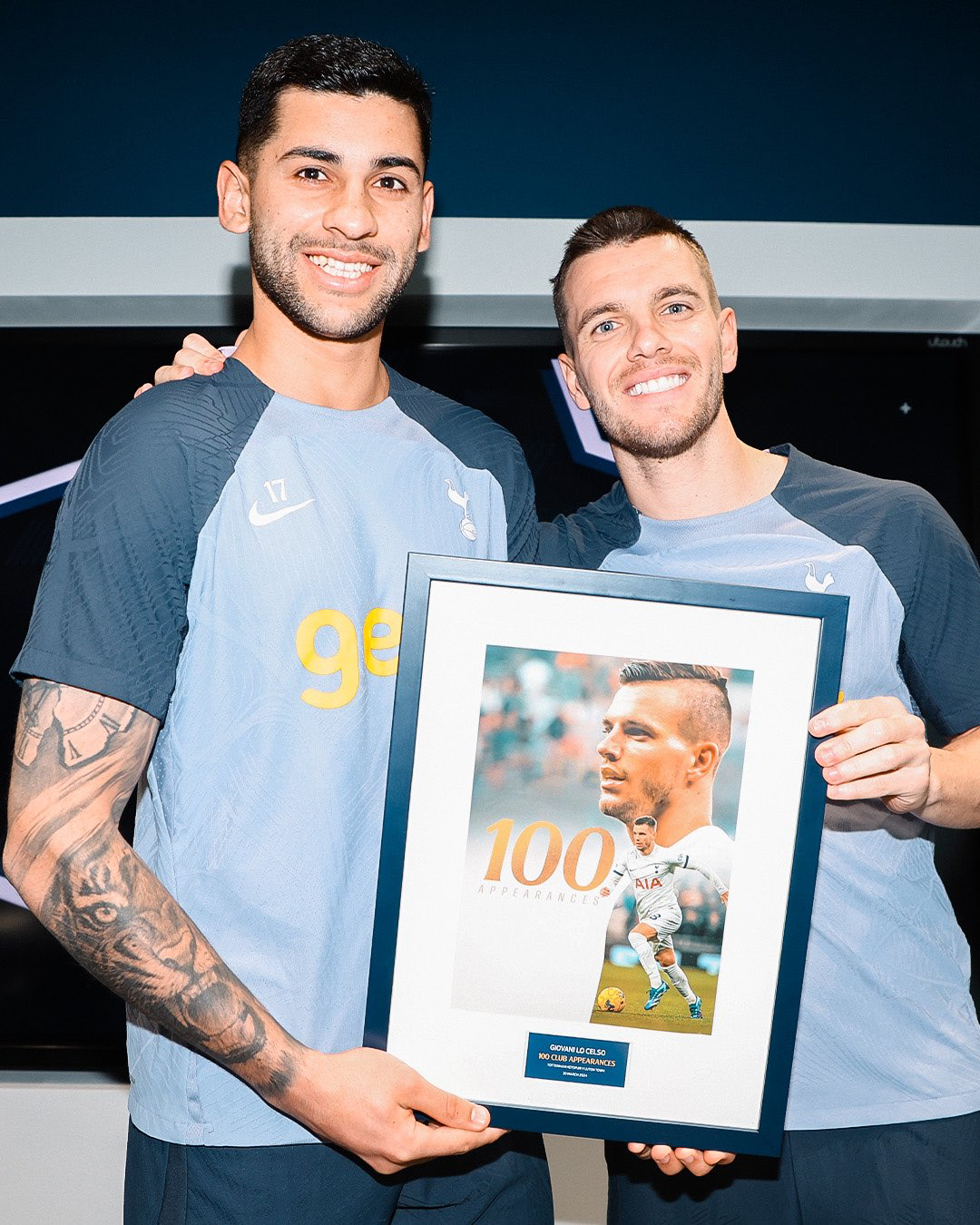 Cuti Romero presents Gio Lo Celso with his 100th appearance photo.