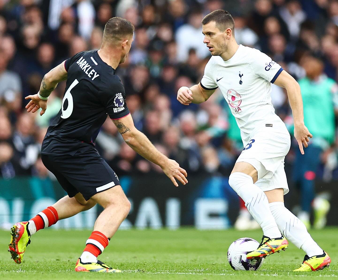 Giovani Lo Celso prepares to dribble around Ross Barkley.