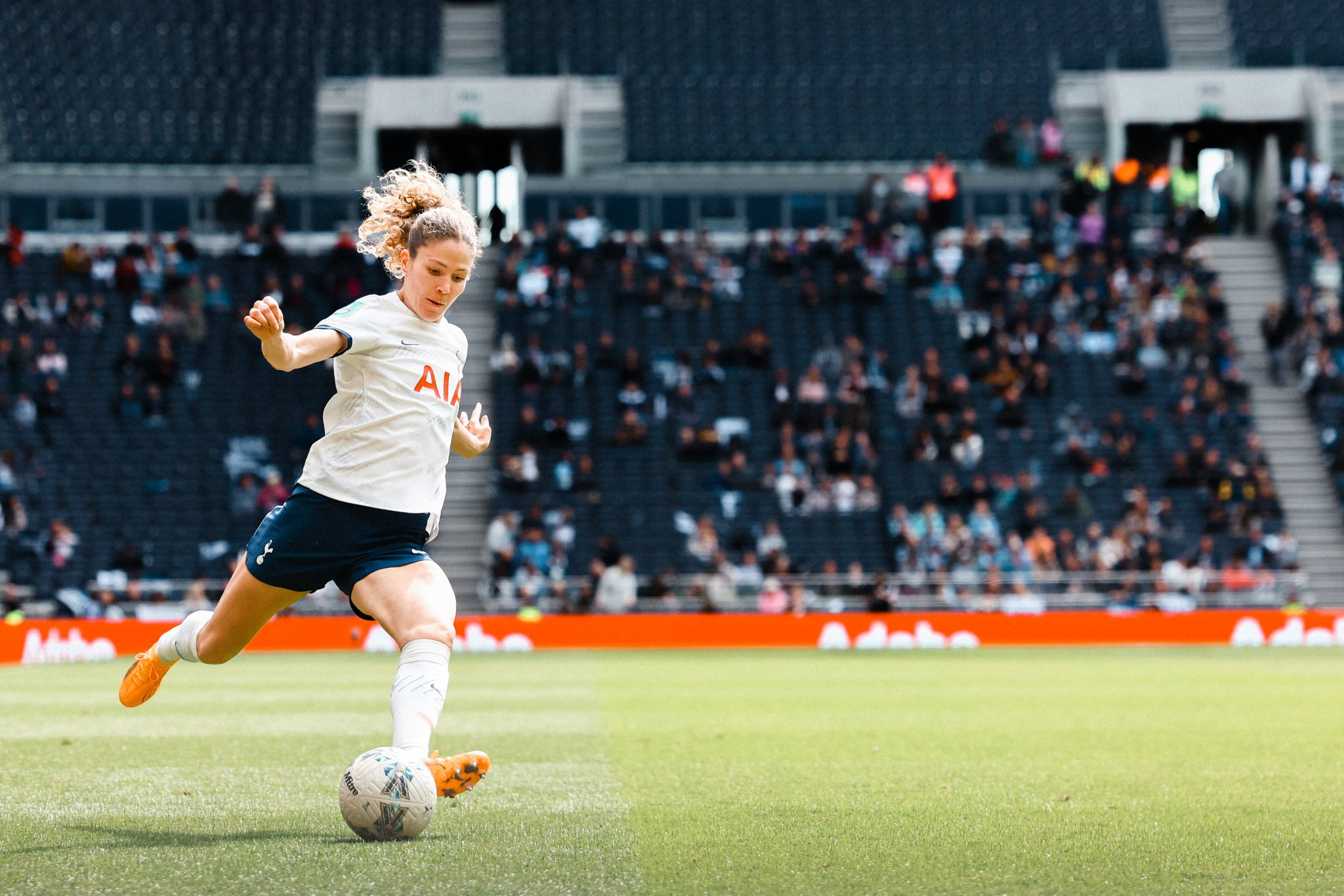 Luana Bühler prepares to send a long ball.