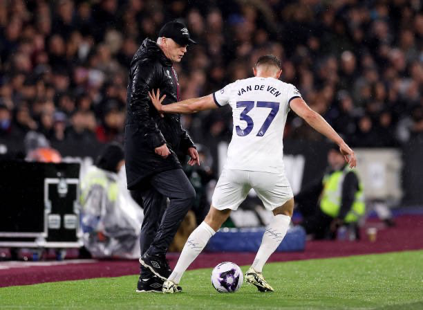 David Moyes encroaches on the sideline as Micky van de Ven approaches the ball.