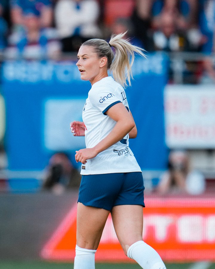 Amanda Nildén jogs on the pitch.