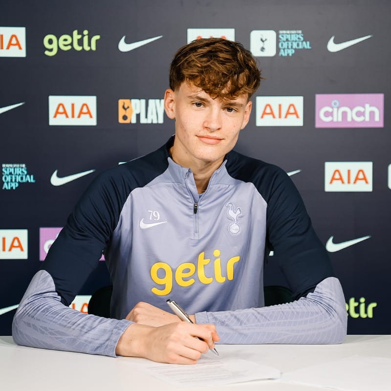 Carey Bloedorn signs his first professional contract with Spurs.