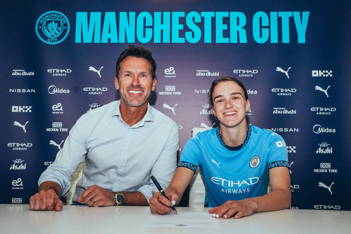 Gareth Taylor poses with Vivianne Miedema as she signs her contract at Manchester City.