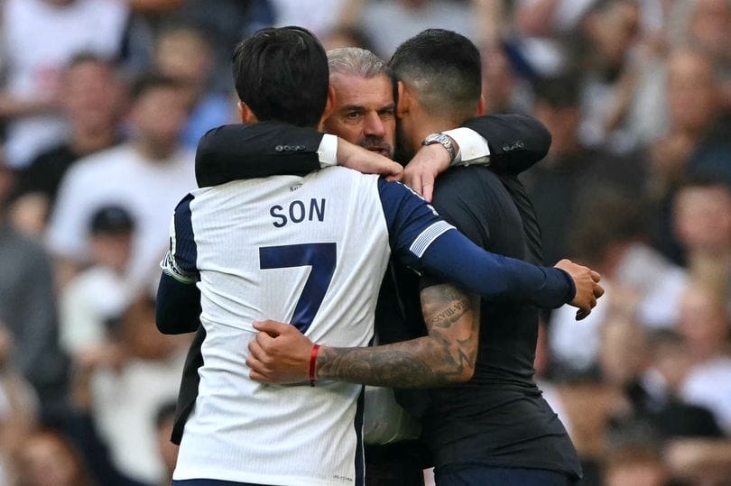 Ange Postecoglou gathers Son Heung-min and Cristian Romero together for a group hug.