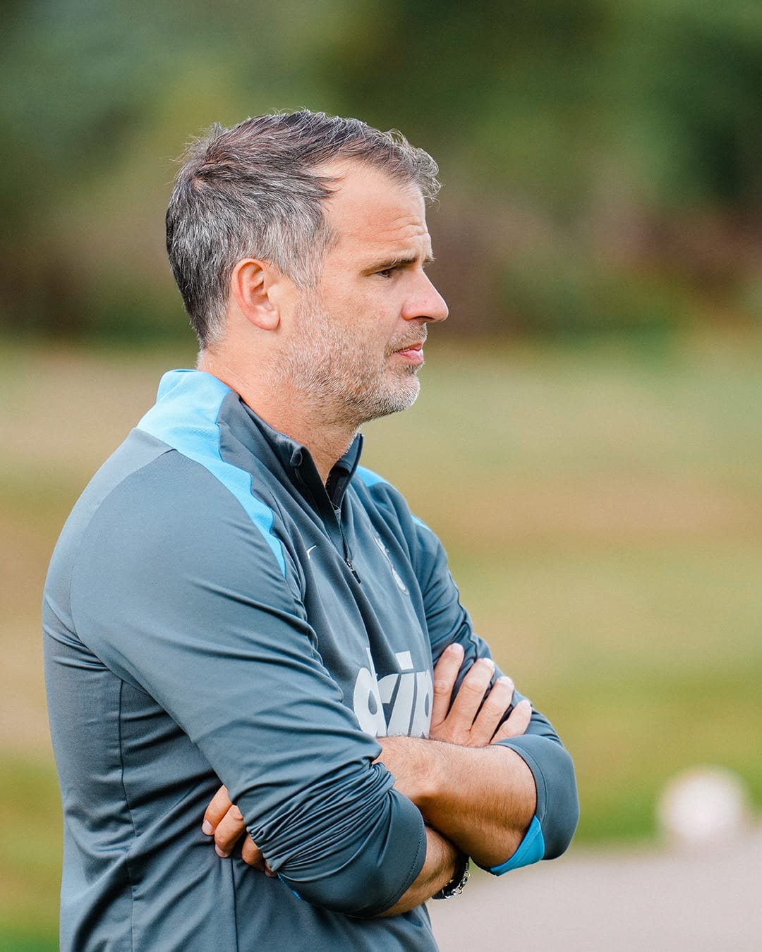 Robert Vilahamn oversees training with arms crossed.