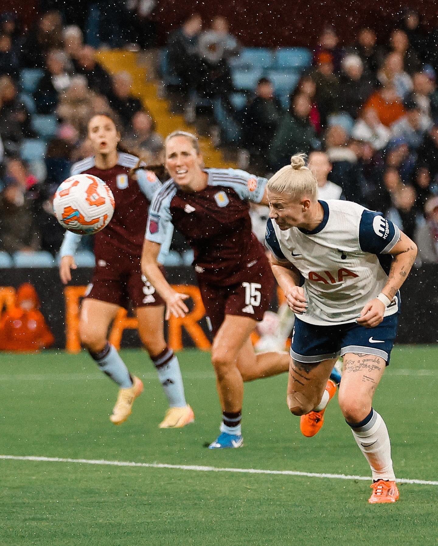 Beth England dives in for a header to score the equalizer. 