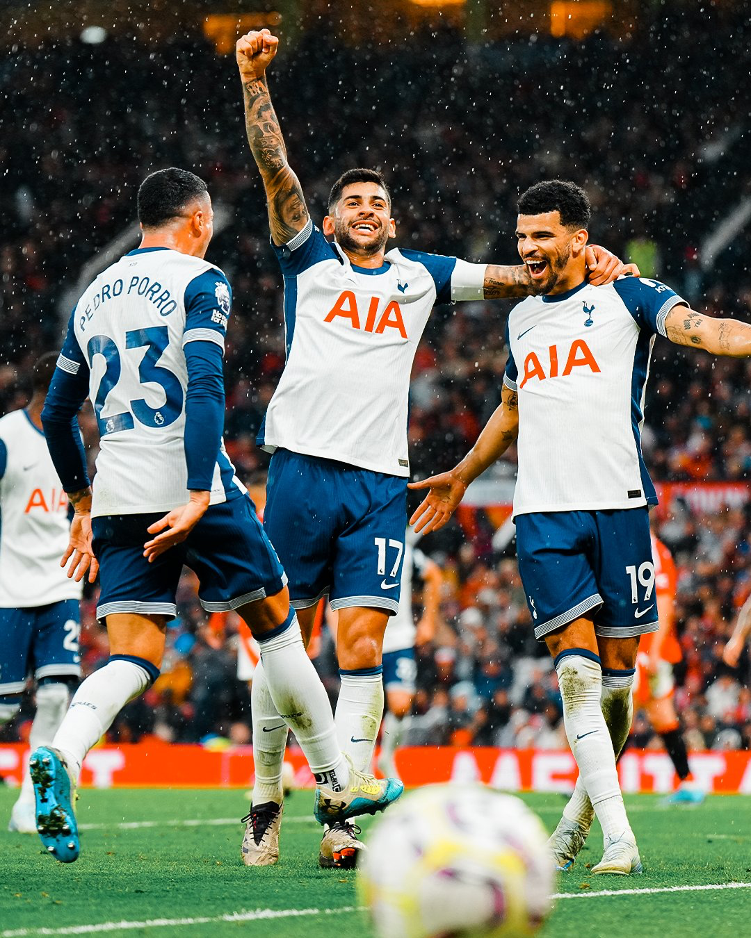 Cristian Romero raises his fist and puts his other arm around Dominic Solanke to celebrate the latter's goal.