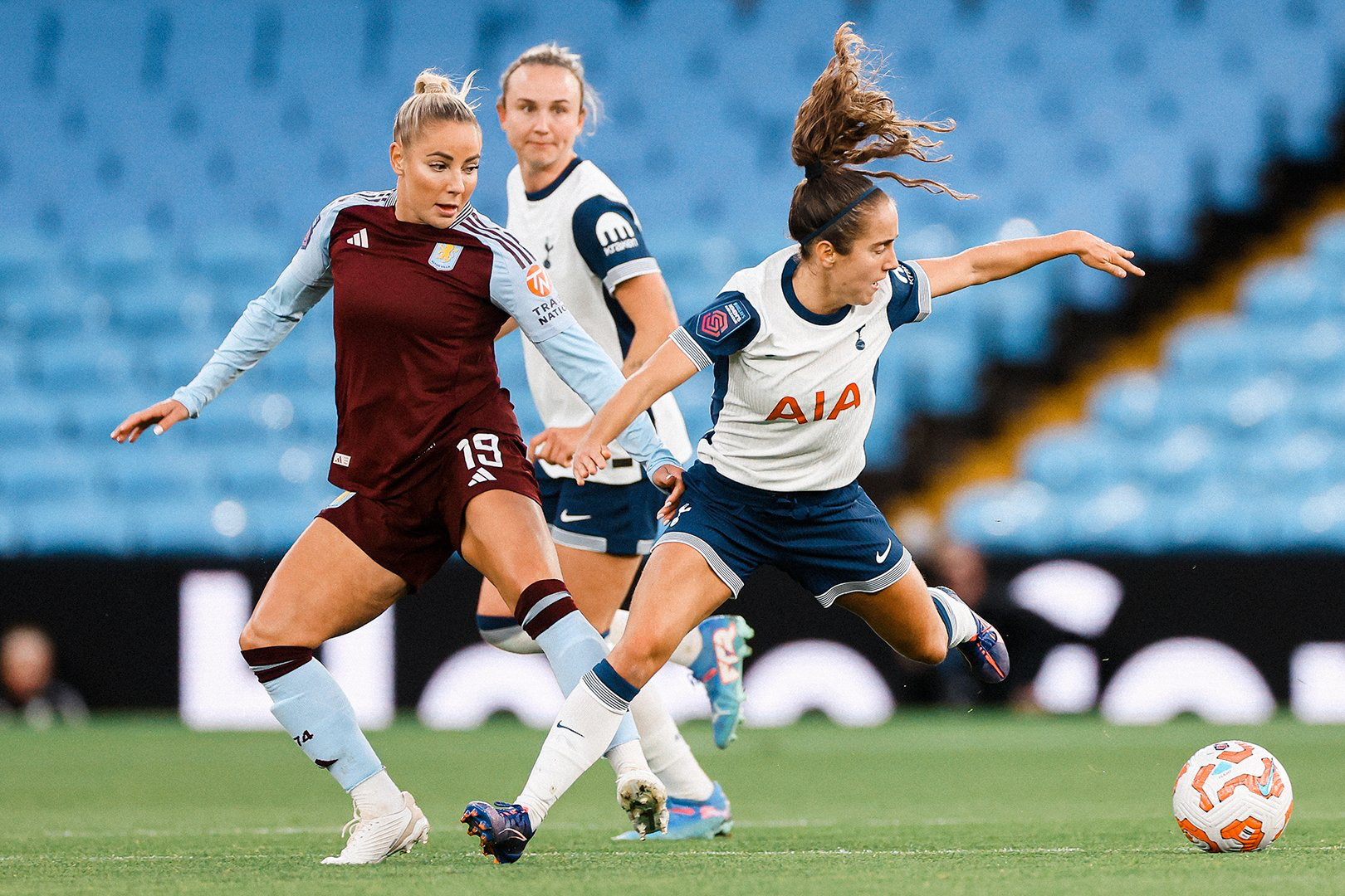 Maite Oroz challenges Adrianna Leon for possession of the ball. 