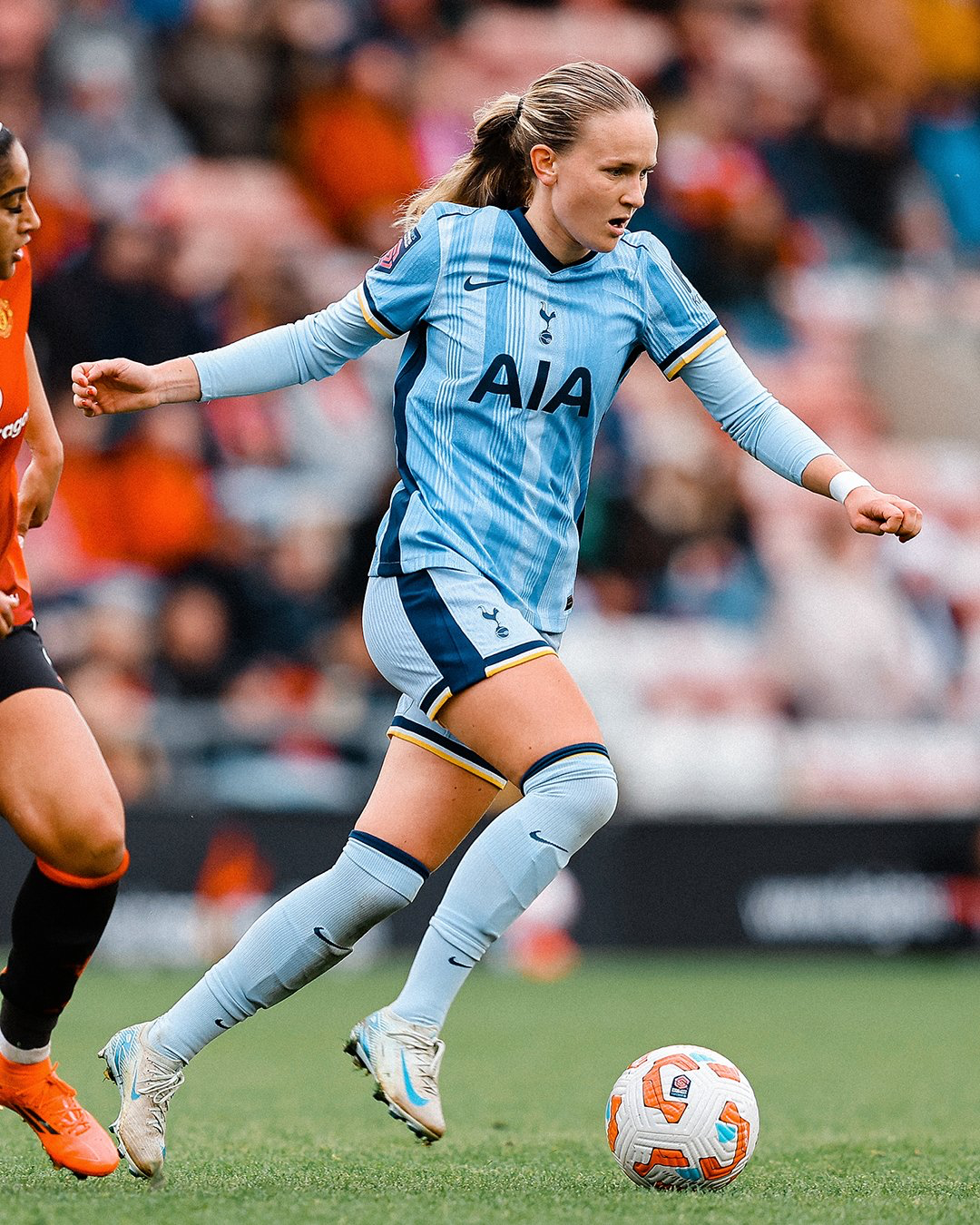 Matilda Vinberg dribbles the ball against Manchester United.