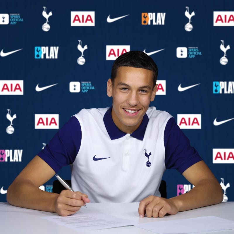 Tye Hall signs his first professional contract with Spurs.