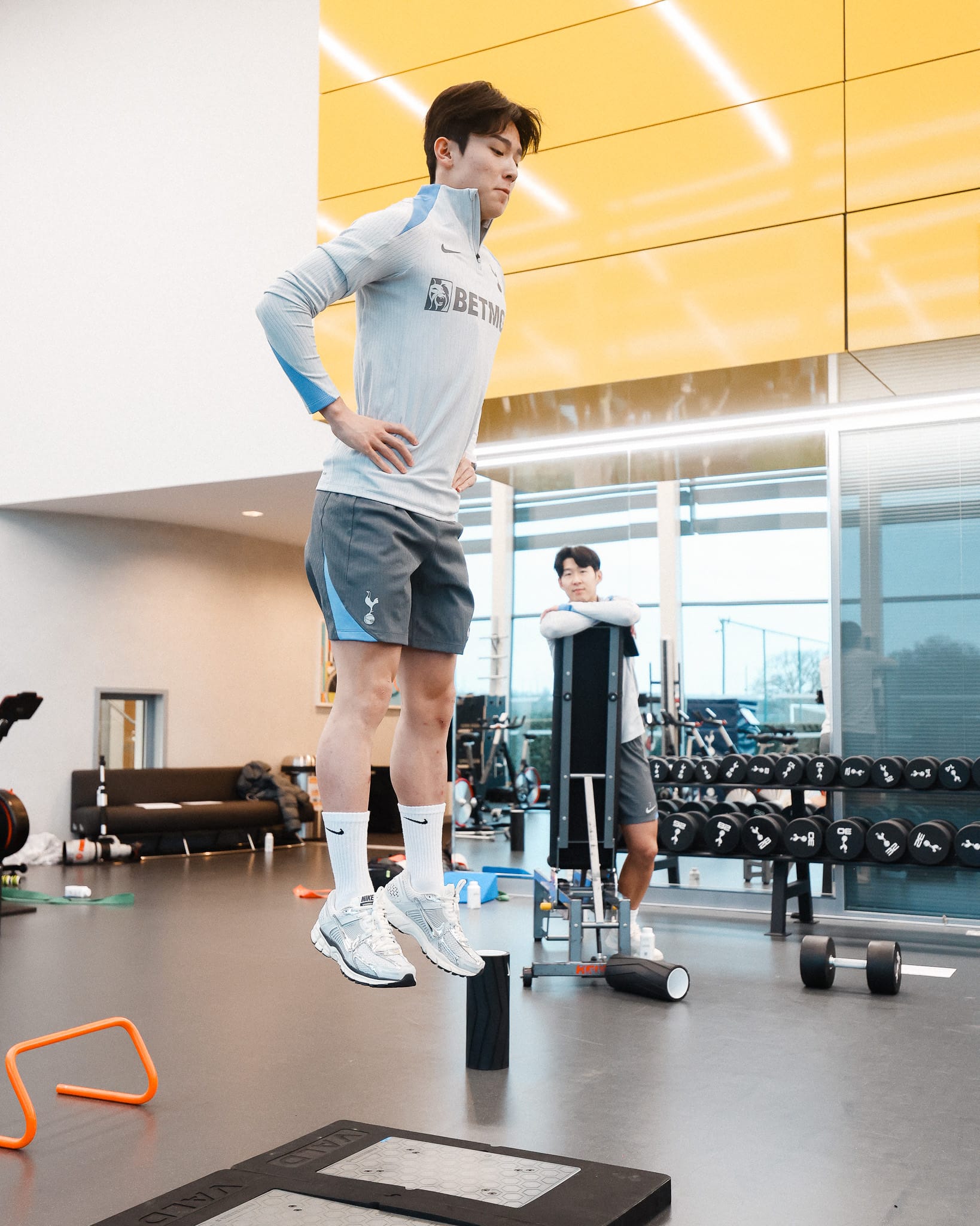 Yang Min-hyeok jumps in the training room as Son Heung-min looks on.