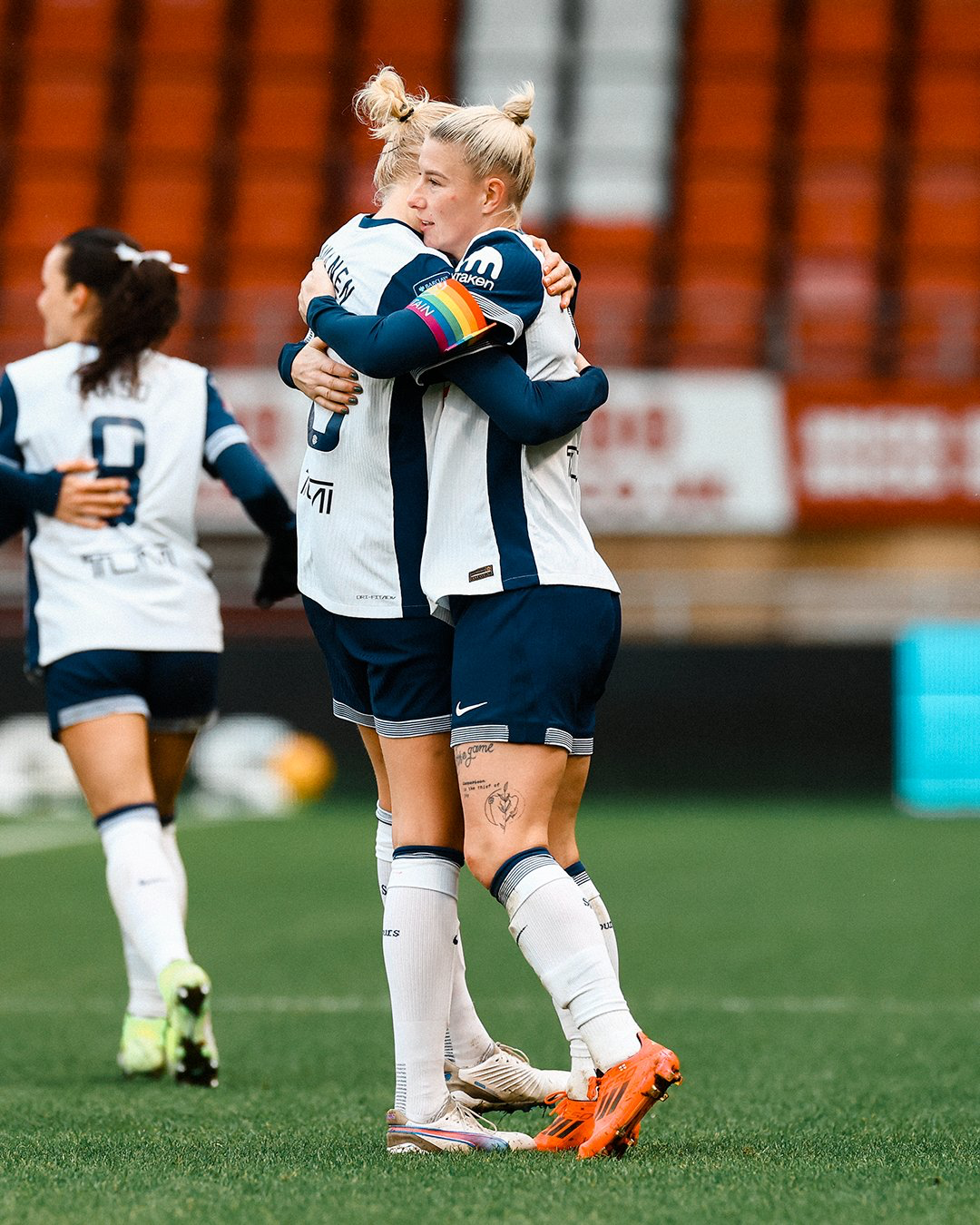 Beth England hugs Eveliina Summanen.