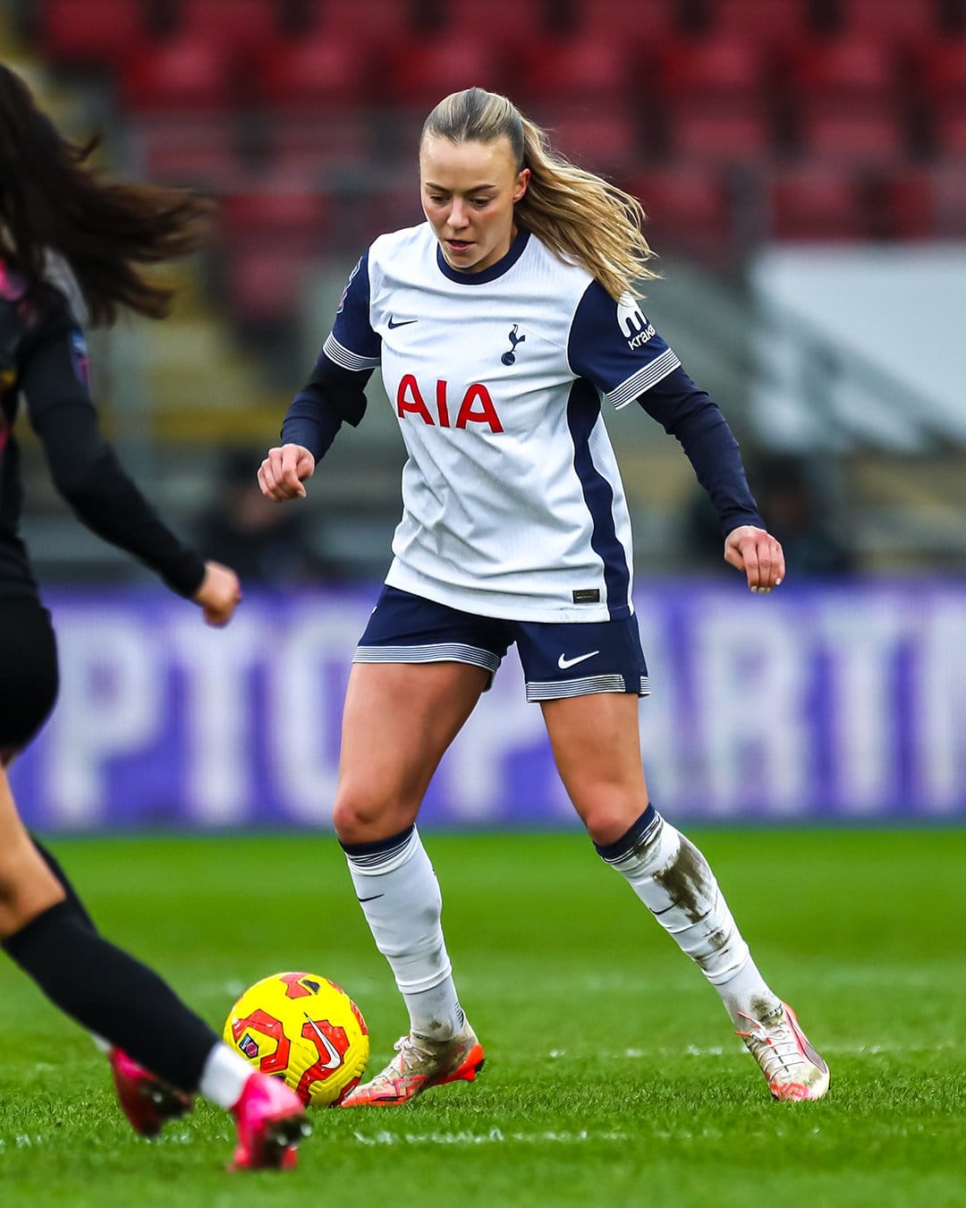 Olga Ahtinen approaches the ball with her head down.