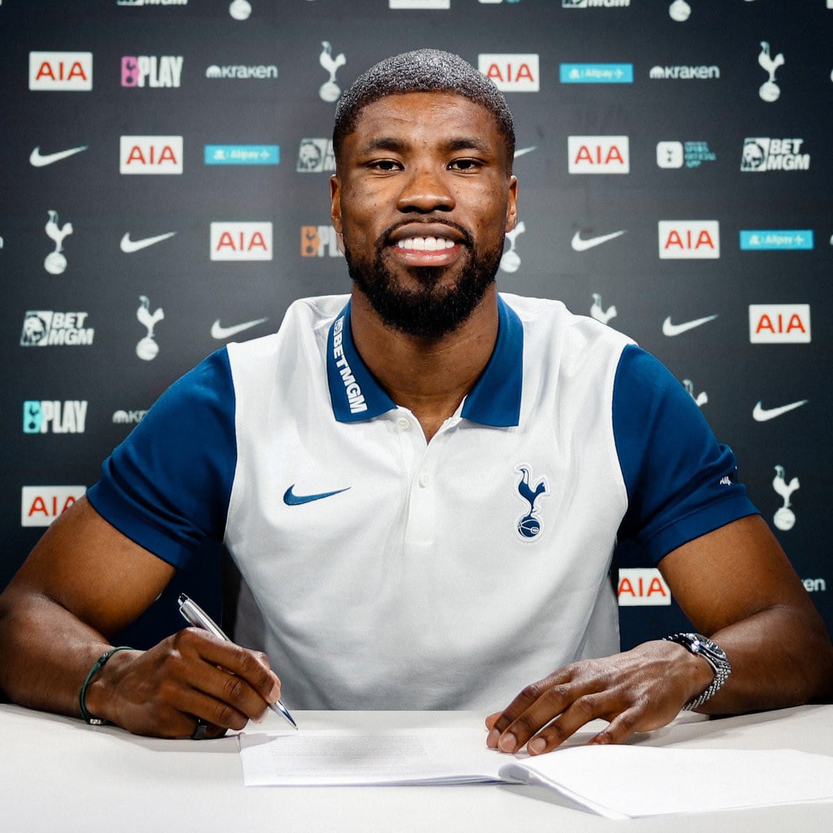 Kevin Danso signs his Spurs loan contract.