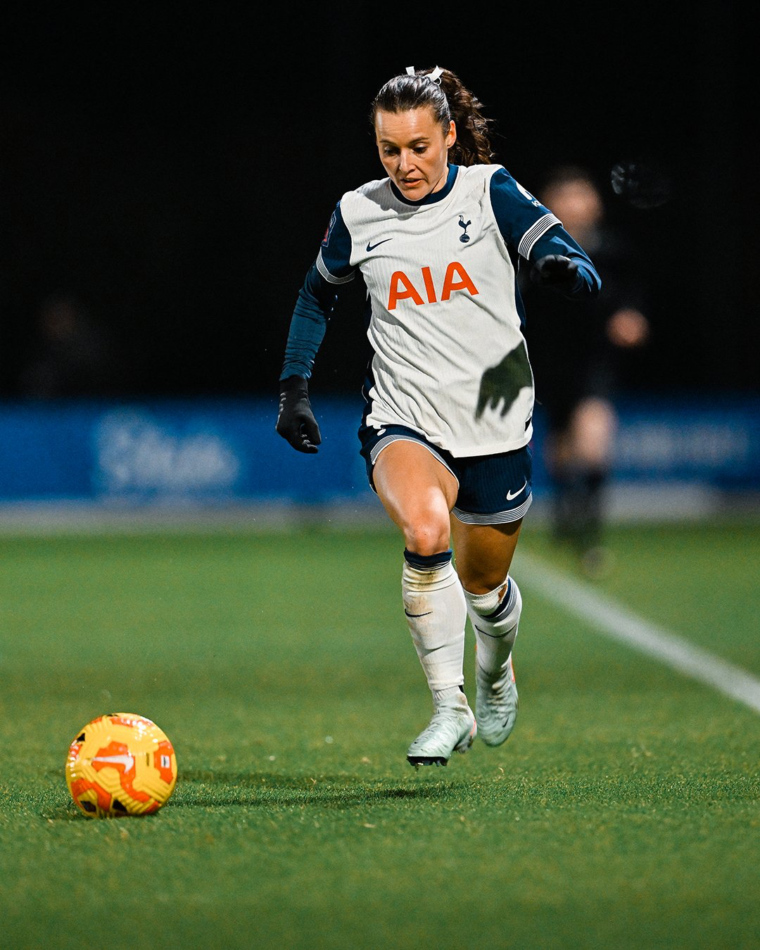 Hayley Raso dribbles the ball.