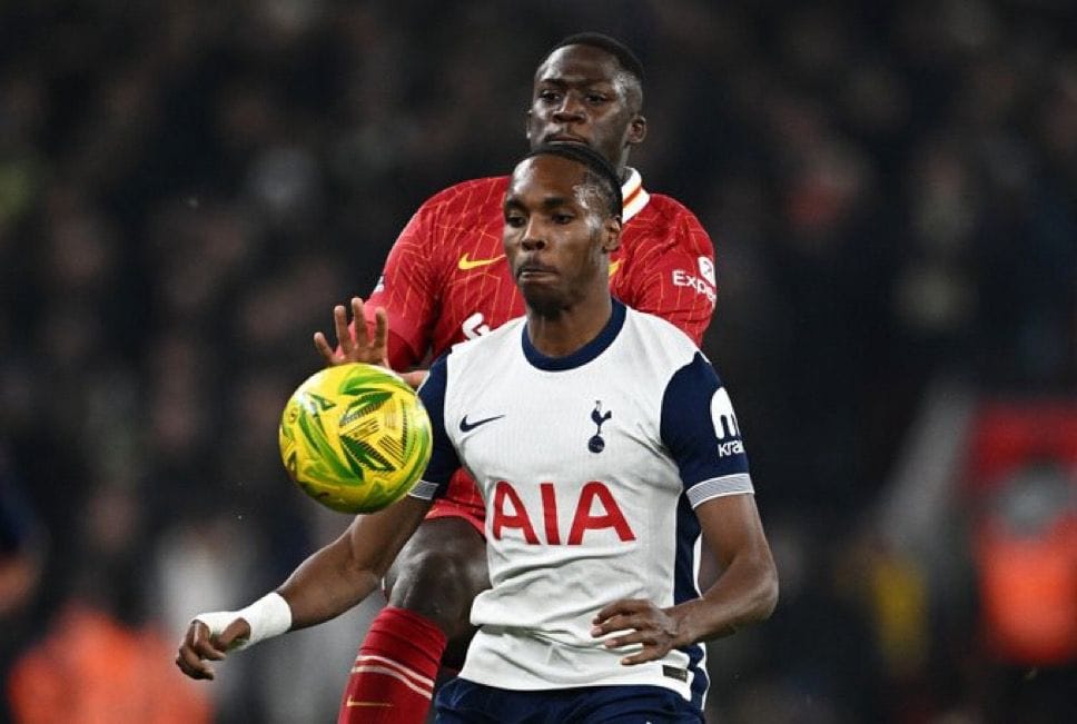 Mathys Tel prepares to control the oncoming ball with Ibrahima Konaté right behind him.