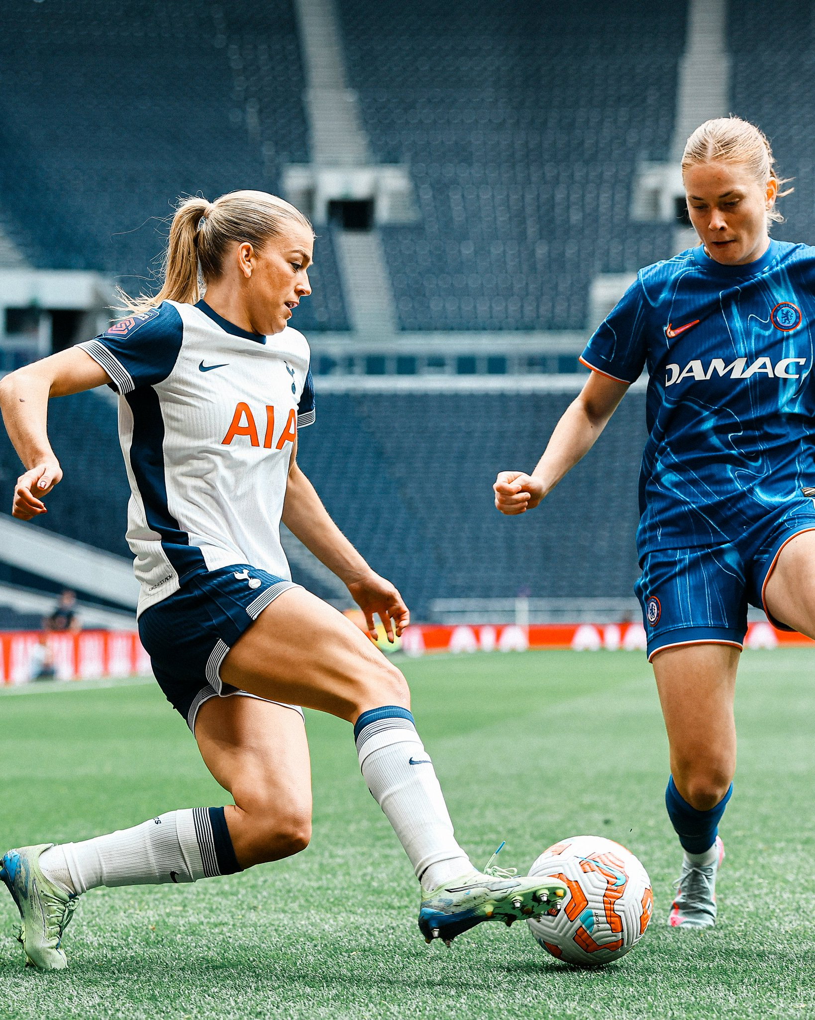 Charli Grant challenges for the ball against Sjoeke Nüsken.