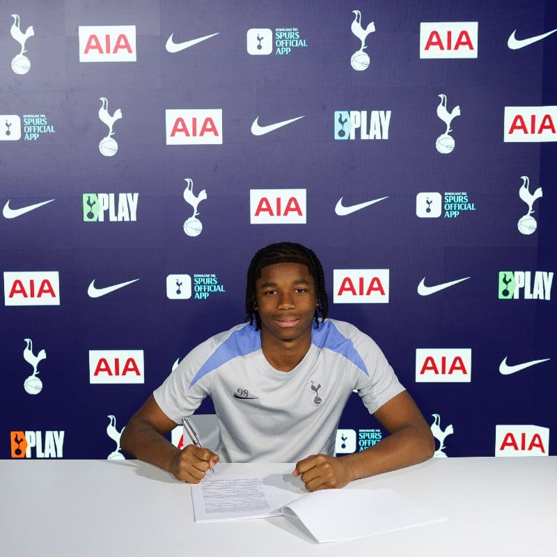 Reiss Elliott-Parris signing his first professional contract.
