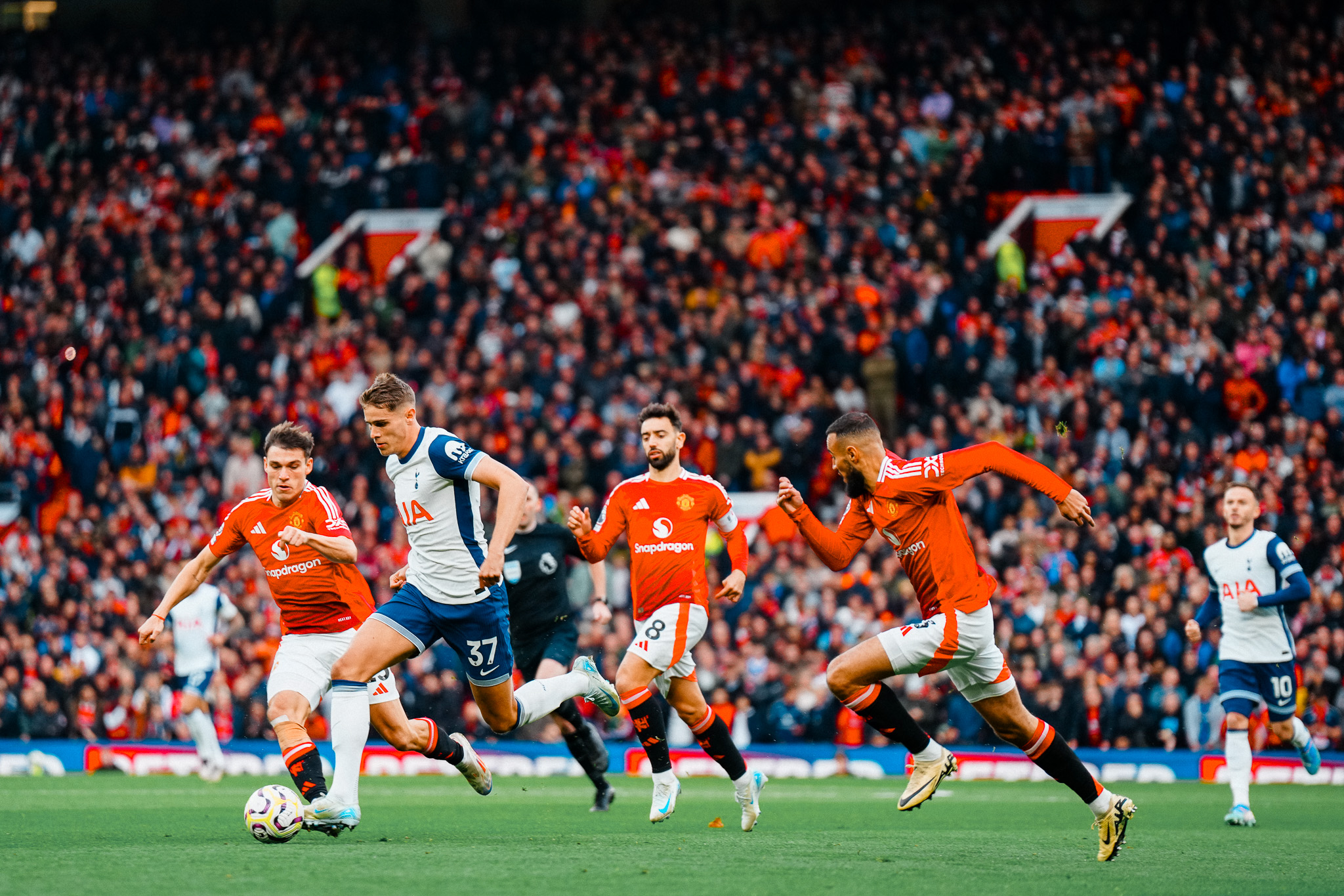 Micky van de Ven passes several United players ahead of assisting Brennan Johnson.