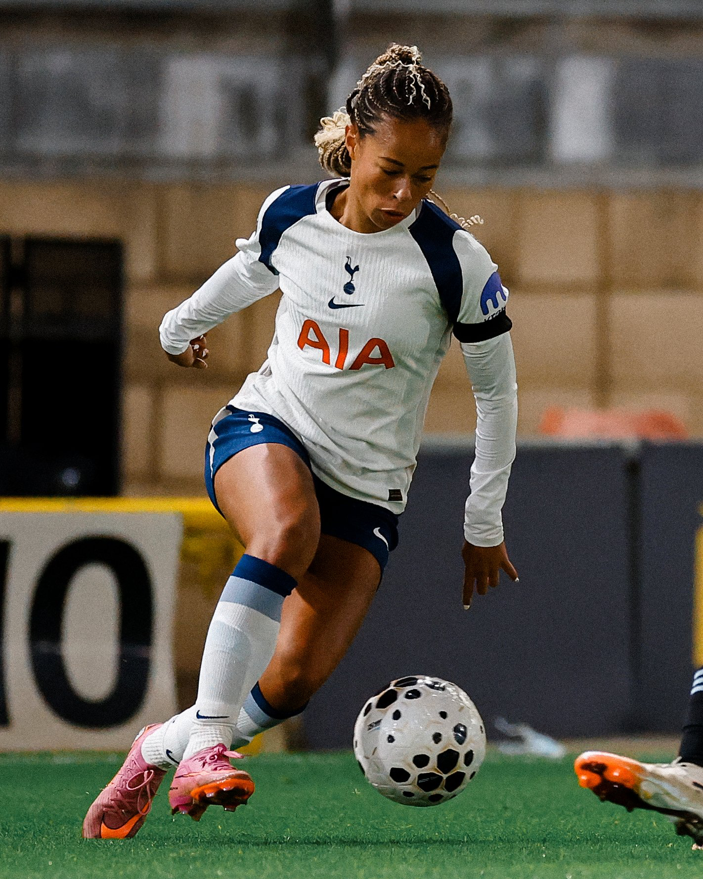 Lenna Gunning-Williams dribbles the ball.